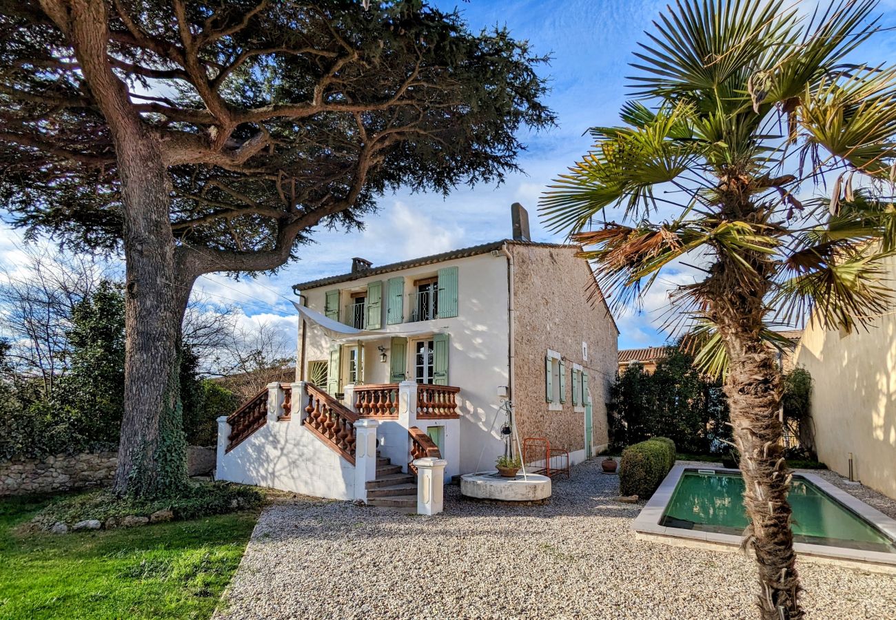 Magnifique maison avec une tonnelle en été pour des repas conviviaux Maison vue jardin, Cedre du Liban classé, belle piscine et espace repas en exterieur